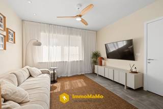 Op zoek naar een <strong>gerenoveerde energiezuinige en instapklare woning in Wachtebeke</strong> waar comfort en gezelligheid centraal staan?<br /><br />Deze woning beschikt over <strong>2 slaapkamers, waarvan één met een praktische dressing en een aparte bureauruimte</strong> – ideaal voor thuiswerk, een hobbykamer of een extra slaapkamer.<br />De lichtrijke open leefruimte sluit naadloos aan op de moderne open keuken. Daarnaast is er een aparte wasruimte, wat zorgt voor extra praktisch comfort.<br /><br />Ook op energetisch vlak scoort deze woning uitzonderlijk goed. Dankzij <strong>vloerverwarming, een warmtepomp, zonnepanelen en een EPC-label A+</strong> geniet u van een duurzame woning met een bijzonder laag energieverbruik en minimale energiekosten.<br /><br />Buiten is voorzien van een <strong>mooi en rustig aangelegde tuin</strong>, de perfecte plek om te ontspannen met familie en vrienden.<br />Een woning die volledig afgewerkt is en voorzien van alle hedendaagse comfort. Ideaal voor een startend gezin, een koppel of iedereen die zorgeloos wil verhuizen naar een energiezuinige thuis.<br /><br />Troeven:<br />Volledig gerenoveerd en instapklaar<br />EPC A+ <br />Vloerverwarming, warmtepomp en zonnepanelen<br />2 slaapkamers<br />bureauruimte<br />Praktische wasruimte<br />Aangelegde tuin<br /><br />Bezoekdag op 24/08 van 17h-19h. <strong>Let op: op voorhand verwittigen is verplicht.</strong><br />Bel 0492/97.47.00 of mail nathalie@immomamo.be