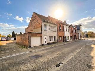 <p>Découvrez cette maison familiale pratique de 4 chambres à coucher avec jardin orienté au sud.</p><p>Derrière une façade discrète se cache une maison familiale accueillante avec beaucoup de potentiel. Une fois les aménagements de la rue réalisés, vous disposerez d'une rue piétonne à sens unique.</p><p>Au rez-de-chaussée, vous trouverez un hall d'entrée, un salon et une cuisine avec coin repas donnant sur le jardin. En outre, il y a une salle de bains avec douche à l'italienne et double lavabo, des toilettes séparées, une cave et un débarras avec un escalier pliant vers le grenier qui pourrait être converti en une chambre supplémentaire ou une pièce de loisir. Par un escalier fixe, vous accédez au 2ème étage avec une 3ème chambre (25m²).<br />Cette propriété est située près du centre ville et donc à distance de marche/cyclisme des magasins, écoles et transports publics.</p><p>Info light : Vg, Wg, Gvkr, Gvv, P-score : D, G-score : D<br />Il ne s'agit pas d'une offre, toutes les informations sont sujettes à des erreurs matérielles et/ou des changements. Les zones énumérées sont purement indicatives<br /> </p>