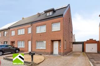 Gelegen in een mooie woonbuurt in het centrum van Borgloon, vind je deze verzorgde gezinswoning met tuin en garage. Winkels, scholen en sportvelden op wandelafstand.<br /><br />De woning werd door de jaren heen goed onderhouden en kreeg onder andere een volledig vernieuwd en geïsoleerd dak. Dankzij de zonnepanelen, de ruime zolderverdieping en de diepe tuin biedt deze woning een mooie basis voor wie op zoek is naar een woning met potentieel op een fijne locatie.<br /><br />Indeling gelijkvloers: <br />x inkomhal met trap naar de verdieping; <br />x doorlopende leefruimte; <br />x keuken met zicht op het binnenkoertje; <br />x badkamer met douche en voorzieningen voor wasmachine en droogkast; <br />x apart toilet; <br />x diepe garage naast de woning met ruimte voor twee wagens achter elkaar.<br />x bergruimte met doorgang naar terras en tuin.<br /><br />Verdieping: <br />x 3 slaapkamers, 2 ruime en 1 kleinere als slaapkamer, bureau of hobbyruimte; <br />x aparte kamer boven de keuken, leuke hobbykamer of extra slaapkamer;<br /><br />Zolderverdieping: <br />x bereikbaar via vaste trap; <br />x ruim ingericht zolderverdiep met Velux dakraam en extra raam in de voorgevel; <br />x ingericht keukentje aanwezig; <br /><br />Kelder: <br />Praktische kelderruimte onder het voorste gedeelte van de woning met de verwarmingsinstallatie.<br /><br />Buiten: <br />Achter de woning bevindt zich een ruim overdekt terras dat aansluit op de diepe, verzorgde tuin met siervijver; een aangename plek om te genieten van rust en buitenruimte.<br /><br />Extra troeven: <br />- Dak recent vernieuwd en goed geïsoleerd; <br />- 12 zonnepanelen aanwezig; <br />- PVC ramen met dubbele beglazing; <br />- Garage met veel bergruimte. <br />- Grote tuin met vijver. <br />- Woning met veel potentieel. <br /><br />Het huidige EPC label F kan verbeterd worden door het dak van de achterbouw extra te isoleren en de mazoutketel te vervangen door een condenserende gasketel.<br /><br />Op zoek naar een woning met ruimte, een tuin en mogelijkheden om ze naar eigen smaak verder te vernieuwen? Dan is dit pand zeker een bezoek waard.<br /><br />Maak telefonisch een afspraak voor bezichtiging op het nummer 012 23 00 23 of mail uw vragen aan roland@immo-leroi.be.