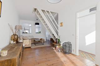 <strong><span>Gezellige gerenoveerde woning met 2 slaapkamers en een charmante tuin in Schoten! </span></strong><br /><br /><span>Deze instapklare woning bevindt zich op loopafstand van het centrum van Schoten. Bij binnenkomst worden we direct gecharmeerd door de authentieke tegelvloer.<br />De inkomhal leidt ons naar de lichtrijke leefruimte voorzien van een mooie parketvloer. Deze ruimte vloeit over in de volledige uitgeruste open keuken, die voorzien is van alle nodige apparatuur.<br /><br />Vanuit de keuken heeft u zicht op de charmante tuin. Dit is een heerlijke plek om te genieten van mooi weer of om een barbecue te organiseren met vrienden en familie. </span><span>Op het gelijkvloers vinden we tevens de badkamer, uitgerust met een ligbad met douchefunctie, een toilet en een enkele wastafel.</span><br /><br /><span>Via de leefruimte gaan we naar de eerste verdieping, waar we twee ruime slaapkamers aantreffen (18 m² / 13,5m²). De grootste slaapkamer beschikt ook nog over een mezzanine, wat extra ruimte met mogelijkheden biedt.</span><br /><br /><span>Tot slot heeft de woning een kelder ter beschikking.</span><br /><br /><span><span>Troeven:</span><br /><span><span><span><span><span><span><span><span><span><span>+ Instapklaar </span></span></span></span></span></span></span></span></span><br /><span><span><span><span><span><span><span><span><span><span>+ Leuke tuin</span></span></span></span></span></span></span></span></span><br /><span><span><span><span><span><span><span><span><span><span>+ Veel lichtinval</span></span></span></span></span></span></span></span></span></span><br /><span><span><span><span><span><span><span><span><span><span>+ EK conform </span></span></span></span></span></span></span></span></span></span><br /><span><span><span><span><span><span><span><span><span><span>+ Charmante woning</span></span></span></span></span></span></span></span></span></span><br /><span><span><span><span><span><span><span><span><span><span>+ Authentieke elementen</span></span></span></span></span></span></span></span></span></span><br /><span><span><span><span><span><span><span><span><span><span>+ Centrale locatie in Schoten</span></span></span></span></span></span></span></span></span></span></span></span></span><br /><br />Heeft u ook interesse in deze toffe woning? Surf dan snel naar www.vbvastgoed.be of bel ons op het nummer 03 337 50 70 voor een afspraak!