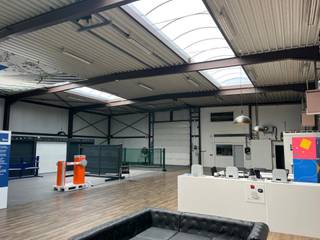 Located in a highly accessible area in Herent, this ready-to-use commercial space offers a total surface area of approx. 1,214 m². The combination of two spacious warehouse compartments and comfortable office space makes this unit suitable for a wide range of professional activities.
Layout and surface areas:
Warehouse space: approx. 950 m²
• Two equally sized compartments (each approx. 23.5 m deep x 20 m wide)
Office space: approx. 264 m²
2 sectional doors
Clear height: 5.5 m
Amenities:
✅ Gas heating in the offices
✅ Offices partly air-conditioned
✅ High-voltage power connection
✅ Separate male/female restrooms
✅ Kitchenette
✅ 13 private parking spaces
Additional info:
Maintenance and inspections at tenant’s expense
Property tax 2024: € 10,166.51
A versatile space in a prime location, ideal for companies seeking efficient storage and functional office facilities.
Interested? Call us for more information at 02.462.32.00