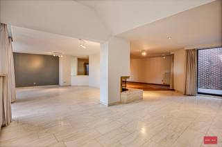 Riant 3 slaapkamer appartement gelegen in één van de sfeervolste straatjes in het centrum van Turnhout aan het Driezenpleintje. <br />De ruime inkomhal met vestiaire en gastentoilet geven via de gefumeerde glazen deuren toegang tot een zeer ruime leefruimte van ca.100m². <br />Sfeervol ingedeeld in twee salons waarvan één op parketvloer voorzien van een stijlvolle openhaard en nog een ruimte voor de eetkamer op travertin vloeren. <br /><br />Vooraan het appartement bevind zich het eerste zuid georiënteerd terras. Volledig geïnstalleerde moderne keuken voorzien van kwaliteitstoestellen van Miele met berging en wasruimte. De ruime hoofdslaapkamer beschikt over haar eigen ruime inloopdressing en een gerieflijke ruime badkamer voorzien van een ligbad, douche, dubbele wastafelmeubels, bidet en toilet. <br />Naastgelegen vinden we een logeerkamer gelegen aan een groot afgesloten achtergelegen dakterras met tuinberging. De riante nachthal beschikt over een praktische bureauhoek en geeft toegang naar nog een tweede riante logeerkamer met naastgelegen ruime badkamer voorzien van ligbad, toilet en dubbel wastafelmeubel. Dit uitzonderlijk groots en stijlvol appartement van ca.290m² kent een zeer aangename indeling waardoor alle leefruimtes sfeervol aanvoelen en een uniek woonkader vormen voor haar bewoners. <br /><br />Ondergrondse kelderberging mee inbegrepen. Optioneel ondergrondse staanplaats aan te kopen aan 15.000 euro ofwel een dubbele staanplaats aan 22.500 euro.