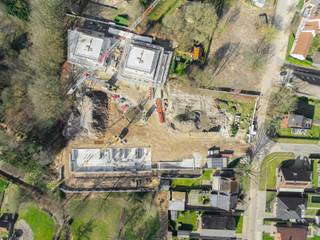 AANKOOP MOGELIJK AAN 6% BTW. INFORMEER NU NAAR DE VOORWAARDEN<br /><br />Woonproject Ganzenkuil in het centrum van Westmalle, wonen in het park.<br /><br />Woonproject Ganzenkuil zal bestaan uit 12 exclusieve appartementen en 10 ruime woningen. Elke woning en elk appartement is zorgvuldig ontworpen met aandacht voor detail en comfort. Met ruime interieurs, hoogwaardige afwerkingen en grote ramen die overvloedig daglicht binnenlaten, wordt u omringd door een sfeer van luxe en welzijn. Of u nu kiest voor een knusse woning met een eigen tuin of een elegante loft met een weids uitzicht, hier vindt u de perfecte woonruimte die naadloos aansluit op uw levensstijl en behoeften. Elke woning en elk appartement heeft een E-peil onder 30, dit onder meer dmv warmtepompen.<br /><br />Hoewel u zich midden in de rustige groene omgeving bevindt, bent u slechts enkele stappen verwijderd van het levendige dorpscentrum. Daarnaast biedt de omgeving volop mogelijkheden voor ontspanning en recreatie, met prachtige wandel- en fietsroutes in de nabijgelegen bossen en parken. <br /><br />Aarzel niet om uw droom waar te maken. Hier kunt u genieten van een perfecte balans tussen comfort en natuur, terwijl u profiteert van de nieuwste duurzame technieken. Neem vandaag nog contact met ons op en ontdek hoe u deel kunt uitmaken van deze buitengewone gemeenschap. <br /><br />Prijzen van de woningen starten vanaf € 399 000,00.<br /><br />Info en verkoop:<br />De verkoop geschiedt onder BTW op het constr en registratierechten op grondaandeel, onder de voorwaarden van de wet Breyne. Voor meer info of een verkennend gesprek, contacteer Karin 0486/97 84 27 of karin@reds.be