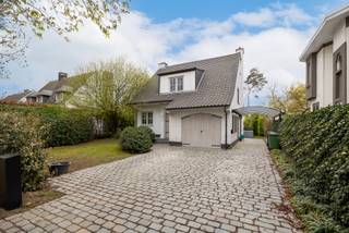 Wonen in de gegeerde Vriesdonk-wijk in Brasschaat? Deze karaktervolle villa ligt op een absolute toplocatie: rustig en groen, met het park...