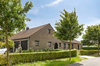 Deze ruime, recent gerenoveerde en opgefriste gelijkvloerse villa ligt residentieel en uiterst rustig op een royaal perceel van 1.266 m². Op wandelafstand van de winkels van Koksijde-Dorp en op amper 400 meter van de duinen van de "Hoge Blekker". De instapklare woning beschikt over een grote leefruimte, een vernieuwde keuken en badkamer, vier slaapkamers, een dubbele garage, een zuidgeoriënteerde tuin en een zeer ruime opslagzolder.INDELING> Gelijkvloers: - Inkom- Leefruimte ingedeeld in eet- en zitplaats- Volledig uitgeruste en vernieuwde keuken- Moderne veranda (2006) met driedubbele beglazing en zonnescreens- Gastentoilet- 4 slaapkamers waarvan één momenteel ingericht als bureauruimte- Badkamer met inloopdouche, toilet en wasmeubel met dubbele lavabo- Wasplaats- Koele (wijn)berging- Dubbele garage met 2 automatische sectionale poorten. Op de oprit kunnen bijkomend nog minstens 2 wagens staan.> Zeer ruime opslag zolderruimte. > Zuidgerichte tuin met automatische beregening, terras en tuinberging. De tuin is volledig omheind en beschikt over een automatische toegangspoort. De eigendom wordt aangeboden via de Power-sale formule. Op 03/07/2026 tussen 16:00 en 18:00 kan u de woning op afspraak komen bezichtigen en een bod uitbrengen. De vermelde prijs is een instelprijs. Voor meer info, gelieve contact op te nemen met de dossierverantwoordelijke.Bestuursmaatregelen in het maatregelenregister: nee