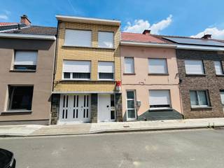 RUIME WONING MET BUREAURUIMTE EN GARAGE – CENTRUM MENENDeze stevige woning in het centrum van Menen biedt enorm veel ruimte en mogelijkheden. Ideaal...