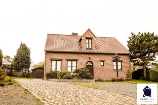 CHARMANTE GEZINSFERMETTE MET LANDELIJKE ALLURES EN OMGEVING. In de prachtige glooiende omgeving van Zarlardinge (deelgemeente Geraardsbergen) vind je deze knappe open bebouwing van bouwjaar 1988. Vrij van gebruik bij akte. Zeer goed onderhouden en met prachtige zichten naar de verschillende landschapsomgeving rondom. Door haar ligging in een hellende straat heeft de woning een opvallende uitstraling vanop een hoger level dan de straat. Het perceel is ruim 12are (1251m2). Er is een hoofdgebouw uitgebreid met veranda, een aparte garagegebouw en een tweede bijgebouw met diverse functies. Lange en brede hellende oprit vooraan. Via een hekken kan je doorrijden naar achter waar er nog diverse parkeerplaatsen zijn. Zeer handig. Indeling: gelijkvloerse verdieping met traphal en gastentoilet, leefruimte, keuken en voormalige inpandige garage die nu omgebouwd werd tot vrijetijdskamer (maar ook geschikt als zorgkamer, studio (gezien de aanwezige nutsvoorzieningen) of werkruimte met plaats voor diverse burelen. Eerste verdieping (op betongewelven)  met 2 leuke en ruime slaapkamers en een lichtrijke badkamer met velux. Verwarming momenteel via propaangas (toevoer momenteel defect maar te herstellen). Er is een lopend abonnement tot bijvullen. Zonnepanelen en warmtepomp zeer aangewezen door de ideale positie. Vraag een bezoek en krijg alle info van vastgoedmakelaar Cedric. Bel naar zijn team op 054412500 voor een afspraak bezoek.