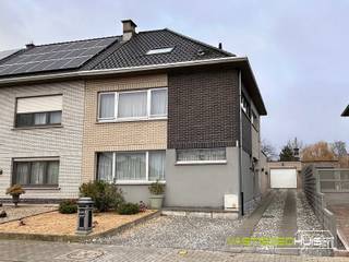 In een rustige, residentiële en kindvriendelijke woonwijk te Liedekerke bevindt zich deze karaktervolle, instapklare 3-gevelwoning met eigen oprit, garage en een prachtig aangelegde tuin op 3a21ca. Bij het betreden van de woning komt u in de inkomhal met apart gastentoilet terecht die toegang biedt tot de gezellige L-vormige leefruimte met eetplaats. Dankzij de vele raampartijen geniet u hier van een overvloed aan natuurlijk licht. Aansluitend bevindt zich de geïnstalleerde eiken keuken met eetruimte. De leefruimte loopt verder door naar de aangename veranda, waar u in alle rust kan genieten van het uitzicht op de tuin. Op de eerste verdieping vindt u een nachthal, twee zeer ruime slaapkamers (17-18m²), een praktische berging/dressing en een ingerichte badkamer met toilet, badkamermeubel en douche. De woning beschikt bovendien over een aparte garage (21m²) met automatische poort, extra bergingsruimte, een wasplaats en een bijkomende douche. Extra troeven van de woning: een zolder (59m²) die mogelijk is in te richten tot extra slaapkamer(s), een aangelegd terras, een tuinhuis, een zeer verzorgde tuin met oprit, CV op aardgas (condenserende gasketel van 2013), vernieuwd dak (2017), een gunstig EPC en dit gelegen op een toplocatie. Nabij openbaar vervoer (treinstation Liedekerke, bushalte) scholen en vlotte verbindingen richting Brussel-Gent-Aalst. Beschikbaarheid: momenteel verhuurd. Bent u op zoek naar een instapklare gezinswoning met vele mogelijkheden in een aangename woonomgeving? Contacteer ons voor meer informatie of plan nu uw bezoek! Bel 054/69.68.67.