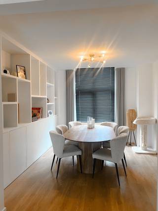 Deze instapklare woning werd de voorbije jaren grondig en met zorg gerenoveerd, en biedt hedendaags wooncomfort in een centrale ligging.Indeling en...