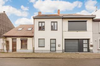 <strong>Gunstig gelegen woning met drie slaapkamers en stadstuintje<br />B label I volledig vernieuwd I goedgekeurde elektriciteit tem 2040</strong><br /><br /><strong>Goed gelegen</strong> op wandelafstand van het station, het centrum, winkels en openbaar vervoer. Met een vlotte bereikbaarheid naar de Ring en autosnelweg. <br /><br />Deze woning werd <strong>volledig vernieuwd in 2015 </strong>en is hierdoor ook instapklaar.<br /><br />Zij bestaat uit een inkomhal met vooraan een handige berging voorzien die tevens dienst kan doen als fietsenstalling, alsook een gastentoilet.<br />Een aparte wasplaats werd voorzien en extra berging onder de trap die dienst kan doen als vestiaire ruimte. <br />Van hieruit kom je terecht in de aangename leefruimte van <strong>bijna 40 m²</strong> met een open keuken op mooie tegelvloer met warme houtlook. Deze woonkamer is ontzettend lichtrijk door de lichtkoepel die voorzien werd en de glazen achterpui die uitkijkt op de volledig ingesloten tuin op het ZO. De <strong>volledig ingerichte keuken</strong> werd uitgerust met een inductievuur, dampkap, vaatwasser, combi-oven en koelkast.<br /><br />Op de eerste verdieping treffen we 1 grote slaapkamer (17,5 m²), een aparte toilet en lichte badkamer met bad en douche, een wastafel en berging. Op de tweede verdieping treffen we nog 2 kleinere slaapkamers die ideaal zijn als kinderkamer, hobby- of bureauruimte.<br /><br />Buiten een toffe en gezellige stadstuin die veel privacy biedt.<br /><br /><strong>Asbestveilig<br />EPC B<br />Elektriciteit goedgekeurd</strong>