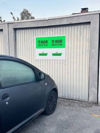 Garage te huur in de Bollenstraat 18 te Roeselare.Standaardgarage met handmatige poort.Ideale ligging nabij het centrum van Roeselare.Huurprijs : 75€...