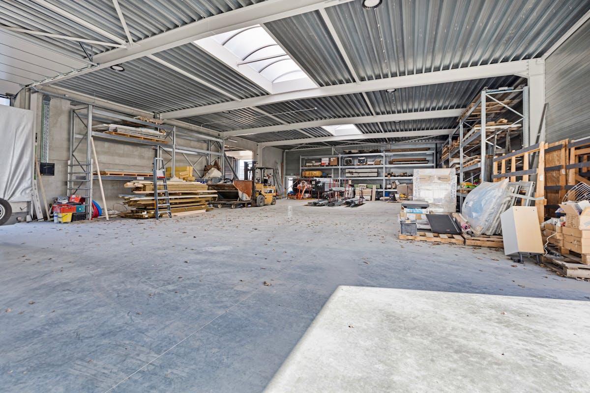Industriegebouw met conciërge-appartement op 34a 60ca in Maaseik te koop - foto 4