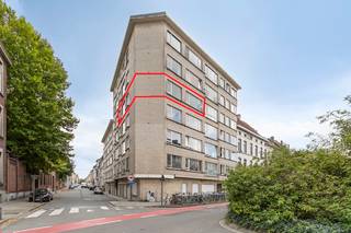 Dit aangename appartement nabij de Visserij bevindt zich op de vierde verdieping van de Residentie Windsor en is gedeeltelijk gerenoveerd.<br />Ruime inkomhal met ingebouwde praktische kasten, berging, apart toilet.<br />Woonkamer overladen met lichtinvallen, moderne keuken<br />Nachthal met 3 slaapkamers , badkamer<br /> In de kelderverdieping bevinden er zich nog twee private bergingen en een gemeenschappelijke fietsenberging.<br />Nog enkele TROEVEN<br />Het appartement is recent opgefrist en geschilderd, de elektriciteit is conform, het energie LABEL is B en het appartement is asbestveilig. <br />recente ramen<br />Het gebouw zelf is voorzien van zonnepanelen.<br />Verder is de ligging ideaal: je wandelt zo naar het stadscentrum en je bent vlakbij de ring en het station Gent Dampoort. <br />