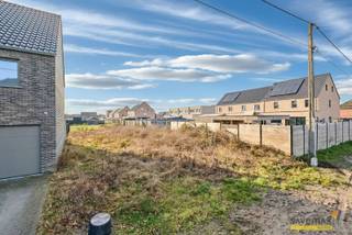 Ce terrain à bâtir pour une construction jumelée est situé au calme et dispose d'une largeur de rue de près de 12 mètres Avec un jardin orienté au...