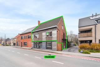 In het centrum van Wielsbeke vinden we dit te renoveren appartement terug met een bewoonbare oppervlakte van maar liefst 114 m². Alle...