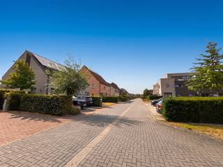 <p><span>OPEN HUIS Zat. 24/10 Deze woning is vrijblijvend te bezichtigen op zaterdag 24 oktober tussen 16u00 en 17u00. U bent van harte welkom! Wonen in alle rust, midden in Linden-Dorp. In een rustige en aangename woonomgeving in het gegeerde Linden-Dorp, treft u aan de Sliepersveldweg 20 deze verrassend ruime halfopen bebouwing. Een instapklare gezinswoning met maar liefst 196,50 m² woonoppervlakte, gelegen op een perceel van 2,50 are, met 3 slaapkamers en meerdere terrassen. De woning verwelkomt u via een inkomhal met apart gastentoilet en handwasbakje. Vervolgens ontdekt u een ruime leefruimte, een open bureau en een volledig ingerichte open keuken waarvan de toestellen in 2024 werden vernieuwd. Aansluitend bevindt zich een praktische en ruime berging/wasplaats. Op de verdieping leidt de nachthal met ingemaakte kasten naar 3 volwaardige slaapkamers, een badkamer met ligbad en dubbele lavabo en een afzonderlijke doucheruimte met inloopdouche en lavabo. Een extra terras op deze verdieping vormt een aangename bonus. Hogerop beschikt de woning nog over een ruime zolder, bereikbaar via een uitschuifbare trap, waar zich tevens de technische ruimte bevindt. Ook buiten is het aangenaam vertoeven dankzij het terras met tuintje op het gelijkvloers en het praktische tuinhuisje. Drie staanplaatsen zorgen bovendien voor optimaal parkeercomfort. Met haar EPC-label B, ventilatiesysteem C, royale bewoonbare oppervlakte en ligging in Linden-Dorp combineert deze woning ruimte, comfort en een uitstekende ligging. Een ideale gezinswoning voor wie ruim en comfortabel wil wonen op een rustige locatie, vlak bij het dorpscentrum van Linden. Zeker uw bezoek waard! Beschikbaar vanaf 1/11/2026. </span></p>