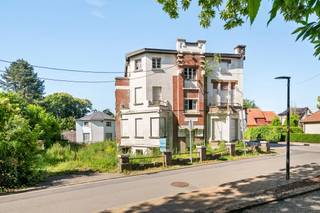 À vendre : propriété unique offrant 600 m² de surface habitable à Mont-de-l’Enclus, bénéficiant d’une vue magnifique et située dans un emplacement de premier choix.

Située au centre de Mont-de-l’Enclus, cette propriété exceptionnelle offre une surface habitable de pas moins de 600 m².
Une opportunité rare dans un emplacement premium, avec de nombreuses possibilités pour ceux qui recherchent de l’espace et du potentiel.

Qu’est-ce qui rend ce bien unique ?
La maison est actuellement à l’état de gros œuvre fermé, ce qui vous laisse la liberté de l’aménager entièrement selon vos goûts, ou éventuellement de la redévelopper en fonction de votre projet.
Cette propriété offre un volume exceptionnel, idéal pour diverses affectations telles qu’une grande maison familiale, un investissement ou un projet de développement (sous réserve d’obtention des permis). Possibilité de créer 6 appartements.

Pour qui est-ce idéal ?
Idéal pour les investisseurs, les promoteurs immobiliers ou les acquéreurs à la recherche d’un bien unique offrant de grands volumes dans un emplacement recherché.

À vendre via Immo Beguin, votre expert immobilier depuis 2009, avec des bureaux à Renaix, Waregem, Courtrai, Deinze, Tournai et Lessines.
Plus d’infos ou visite via info@immobeguin.be