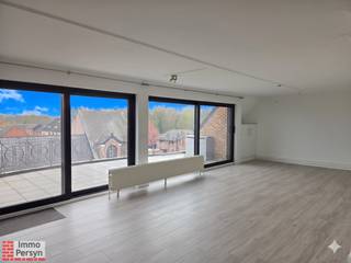 Ontdek dit prachtig onderhouden en instapklare triplex-appartement met lift in het hartje van Begijnendijk. Je geniet van een royale en...