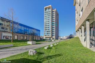 MODERN AFGEWERKT APPARTEMENT MET OVERDEKT TERRAS, KELDERBERGING EN RUIME AUTOSTAANPLAATS NABIJ HASSELT CENTRUM<br /><br />Dit moderne appartement bevindt zich in de Kapertoren, gelegen aan de Elfde Liniestraat 13/702 te Hasselt. Dankzij de uitstekende ligging bevinden winkels, restaurants, scholen, openbaar vervoer en het bruisende stadscentrum van Hasselt zich op wandelafstand. Ook het Kapermolenpark en de Japanse Tuin bevinden zich vlak voor de deur.<br /><br />Het appartement is gelegen op de 7de verdieping en is bereikbaar met de lift en/of trap. Hierdoor geniet het appartement van een prachtig en weids uitzicht over Hasselt. Bovendien bevindt het Dusartplein zich in de nabije omgeving, waardoor u optimaal kan genieten van de talrijke evenementen die deze locatie te bieden heeft. Dankzij de centrale ligging bereikt u bovendien vlot de omliggende steden en bevinden de op- en afritten van de snelweg zich op minder dan 10 minuten rijden. De grote ring van Hasselt is bereikbaar in slechts 1 minuut rijden.<br /><br />De indeling is als volgt:
<ul>
<li><span>Inkomhal.</span></li>
<li><span>Apart toilet.</span></li>
<li><span>Lichtrijke woonkamer met open keuken. De keuken is uitgerust met een inbouwkoelkast, combi-oven, keramische kookplaat met afzuigkap en vaatwasser.</span></li>
<li><span>Praktische berging.</span></li>
<li><span>Slaapkamer.</span></li>
<li><span>Badkamer voorzien van een douche en dubbele lavabo.</span></li>
<li><span>Ruim overdekt terras met een prachtig uitzicht over Hasselt.</span></li>
</ul>
Daarnaast beschikt het appartement over een ruime ondergrondse autostaanplaats, een gemeenschappelijke fietsenberging en een privatieve kelderberging.<br />Tot slot is het appartement voorzien van een tv-meubel, lampen en gordijnen.<br /><br />De gemeenschappelijke kosten bedragen € 110,00 per maand. Dit bedrag omvat de kosten voor de gemeenschappelijke delen en een maandelijkse provisie voor de verwarming van het appartement.<br /><br />Wenst u dit moderne appartement graag te bezichtigen? Contacteer ons vrijblijvend via info@matisimmo.be.