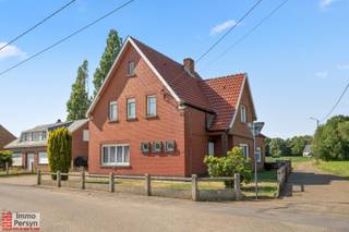 Welkom aan de Dennenweg 11 in Tielt-Winge!<br />Ben je op zoek naar een open bebouwing met een fantastische ligging en een prachtig, rustgevend uitzicht?<br />Deze woning bevindt zich in een landelijke omgeving en biedt een adembenemend agrarisch zicht over de rondom liggende velden. Het unieke, diepe perceel biedt door zijn mooie grootte tal van mogelijkheden om hier je eigen groene oase te creëren waar je in alle privacy kunt genieten.<br /><br />Het pand beschikt over een uiterst solide basis. Hoewel de woning dient gerenoveerd te worden is er alvast een belangrijke troef aanwezig: de verwarmingsketel op stookolie is recent volledig vernieuwd. Met de juiste gerichte ingrepen maak je van dit huis in een energiezuinige en gezellige thuis voor de toekomst.<br /><br />***stedenbouwkundige inlichtingen in aanvraag***<br /><br /><u><strong>INDELING:</strong></u><br /><strong>Gelijkvloers:</strong> hal, keuken, leefruimte, zitplaats, veranda, toilet, garage<br /><strong>1ste verdieping:</strong> 3 slaapkamers, badkamer <br /><strong>Zolder:</strong> zolderruimte bereikbaar via luik<br /><strong>Tuin:</strong> tuin, oprit met 5 staanplaatsen<br /><strong>Kelder:</strong> kleine kelder<br /><br />Ervaar zelf de vele voordelen van deze woning tijdens een persoonlijke rondleiding.<br />Maak vandaag nog je afspraak.<br />Mail naar info@immopersyn.be of bel 013 444 008.<br /> 
