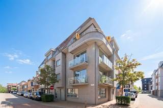 <h3><span>Instapklaar duplexappartement met zonneterras op toplocatie in Bredene</span></h3><p><span>Op zoek naar een ruim en lichtrijk appartement vlak bij zee? Dit uitstekend onderhouden duplexappartement op de 3de en 4de verdieping combineert ruimte, comfort en een uitstekende ligging in het hart van Bredene.</span></p><p><span>Het hoekappartement geniet van veel natuurlijke lichtinval en beschikt over een grote zonnige leefruimte met een ruime open, volledig ingerichte keuken. Aansluitend vindt u een aangenaam zonneterras waar u in alle rust van de zon kan genieten.</span></p><p><span>Indien u wenst, is het mogelijk een warmtepomp te installeren in het appartement.</span></p><p><span>De duplex omvat verder:</span></p><ul><li><span>3 volwaardige slaapkamers </span></li><li><span>badkamer met moderne inloopdouche </span></li><li><span>2 praktische bergingen </span></li><li><span>2 aparte toiletten </span></li><li><span>conforme elektrische installatie </span></li><li><span>instapklare afwerking </span></li></ul><p><span>Dankzij de hoekligging geniet het appartement van een open gevoel, veel licht en een aangename oriëntatie.</span></p><p><span>Topligging op wandelafstand van zee, winkels en tramhalte ideaal als vaste woonst, tweede verblijf of investering.</span></p><p><span>Mogelijkheid tot aankoop van een garage in dezelfde straat.</span></p><p><span>Troeven:<br />Ruim duplexappartement<br />Veel lichtinval<br />Zonnig terras<br />3 slaapkamers<br />Elektriciteit conform<br />Goed onderhouden en instapklaar<br />Nabij zee, winkels en openbaar vervoer</span></p><p><span>Interesse? Contacteer ons voor een bezoek!</span></p>