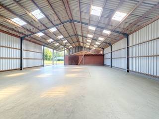Veelzijdig atelier met bureauruimte en open loods op strategische locatie<br />Op zoek naar de ideale werk- en stockageruimte voor jouw onderneming? Dit functionele atelier combineert uitstekende faciliteiten met een praktische indeling:<br />Aparte bureauruimte (25 m² + verdieping): Ideaal als administratieve ruimte, ontvangstruimte of opslag op de bovenverdieping met sanitair.<br />Afgesloten werkruimte (250 m²): Uitgerust met een geïsoleerd dak, drijfkracht en vaste persluchtleidingen — volledig klaar voor ambachtelijke activiteiten of productie.<br />Open loods: Perfect geschikt voor het overdekt stallen van voertuigen, machines of het stockeren van materialen.<br />Benieuwd naar de mogelijkheden voor jouw bedrijf? Neem gerust contact op met Laurens via laurens@solvas.be of 0498/04 56 21 voor meer info of een bezoek.