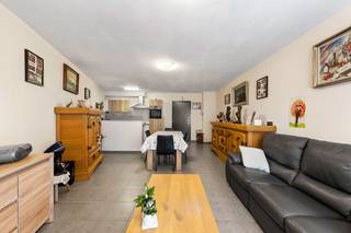 Op zoek naar een verzorgd en instapklaar appartement op een centrale locatie? Dan is dit aangename appartement in het hart van Gistel zeker een bezoek waard.<br /><br />Bij het binnenkomen komt u terecht in de centrale hal, die u verder leidt naar de ruime en lichtrijke leefruimte. Dankzij de grote raampartijen geniet u hier van veel natuurlijk licht en een aangename woonbeleving. De volledig geïnstalleerde keuken sluit mooi aan op de leefruimte en is praktisch ingericht met voldoende werk- en opbergruimte.<br />Het appartement beschikt over twee ruime slaapkamers. Daarnaast is er een badkamer uitgerust met ligbad en dubbele wastafel, evenals een apart gastentoilet.<br />Vanuit de leefruimte bereikt u het gezellige terras, een ideale plek om even te ontspannen en tot rust te komen.<br />Het appartement beschikt over een ruime privatieve garage, die verplicht mee aan te kopen is en een grote meerwaarde vormt in het centrum van Gistel.<br />Dankzij de centrale ligging bevinden winkels, horeca, openbaar vervoer en andere voorzieningen zich op wandelafstand. Hierdoor combineert dit appartement comfortabel wonen met een uitstekende bereikbaarheid.<br /><br />Het appartement is momenteel verhuurd aan betrouwbare huurders, waardoor dit pand ook een bijzonder interessante opportuniteit vormt voor investeerders!<br /><br />Voor meer informatie of een bezoek ter plaatse aarzel niet en bel Ward op het nummer:<br />0470 20 66 88