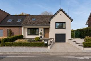 Aan de Sint-Truidersteenweg 484 in Hoepertingen vinden we deze ruime woning terug op een aangenaam perceel van 6are30. De ligging is ideaal: gelegen tussen Tongeren en Sint-Truiden, waardoor je alle voorzieningen van beide steden binnen handbereik hebt. De woning biedt het beste van twee werelden: goede bereikbaarheid vooraan en aan de achterzijde absolute rust met een onderhoudsvriendelijke tuin en toegang tot een leuk, groen pleint. Via een extra wegje achteraan heb je ook een handige alternatieve toegang tot de woning.<br /><br />Deze woning van circa 200 m² bewoonbare oppervlakte biedt een ruime en lichtrijke leefomgeving. Op het gelijkvloers vind je de grote woonkamer en keuken, gang en een veranda met zicht op de tuin. De woning heeft een interessante split-level indeling die veel mogelijkheden biedt. Via de eerste trap bereik je de nachthal met drie slaapkamers en een badkamer. Via een aparte trap vanaf het gelijkvloers kom je op een extra verdieping, waar een hele grote kamer van maar liefst 55 m² wacht. Deze ruimte, compleet met infraroodsauna, kan perfect dienen als vierde slaapkamer, maar ook als ruim bureel, hobbykamer, muziekstudio of privévertrek voor een inwonende tiener. Vanuit deze kamer heb je ook nog toegang tot een zolder van ongeveer 30 m². De mogelijkheden zijn eindeloos.<br /><br />De woning is gebouwd in stevige betonconstructie en verkeert in een goede staat, maar mag opgefrist en gemoderniseerd worden naar jouw persoonlijke smaak. Perfect dus voor wie graag zelf de handen uit de mouwen steekt of stap voor stap wil renoveren terwijl je er woont. De inpandige garage van 25 m² en de handige kelderruimte bieden extra opslagmogelijkheden.<br /><br />Wat deze woning bijzonder maakt, is de combinatie van ruimte en ligging. Het perceel biedt niet alleen een onderhoudsvriendelijke tuin, maar ook een handige achteruitgang. Ideaal om met de fiets te vertrekken, om materiaal aan te voeren voor tuinonderhoud of om gemakkelijk met een aanhangwagen in de tuin te werken. Een uitgelezen kans voor wie op zoek is naar ruimte, mogelijkheden en een centrale ligging.<br /><br />Bel ons snel voor een bezoek ter plaatse!