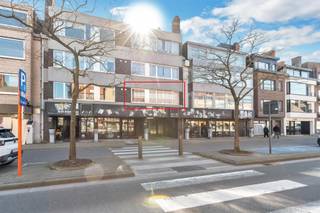 Op te frissen/deels te renoveren appartement bestaande uit een verzorgde centrale inkomhal, waar de glazen tussendeur meteen zorgt voor een...