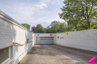 Dubbele open autostaanplaatsen genummerd "261-262" in een afgesloten garagecomplex! Het garagecomplex is afgesloten met automatische poort...