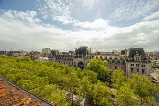 Stijlvolle penthouse met ruim terras en parkeerplaats op toplocatie – Zuid, Antwerpen<br /><br />Laat je verrassen door deze exclusieve, volledig ingerichte penthouse op een van de meest gegeerde plekken in Antwerpen: het Zuid. Vanuit het appartement geniet je van een indrukwekkend zicht op het oude Justitiepaleis.<br /><br />De woning baadt in natuurlijk licht en werd afgewerkt met kwalitatieve materialen en zorgvuldig gekozen designmeubilair. De indeling is zowel praktisch als verfijnd. De royale leefruimte sluit naadloos aan op een zonnig terras, waar je in alle rust kan ontspannen midden in de stad – perfect voor een rustig ontbijt of een gezellige avond bij zonsondergang.<br /><br />De keuken is volledig uitgerust, de slaapkamer straalt comfort uit en de badkamer is hedendaags ingericht. Alles is aanwezig om meteen in te trekken. <br />Daarnaast beschikt het appartement over een eigen parkeerplaats, een grote meerwaarde in deze buurt.<br /><br />Omringd door hippe eetgelegenheden, kunstgalerijen en boetieks, biedt deze locatie het beste van het stadsleven, gecombineerd met rust.<br /><br />Pluspunten:<br />- Topligging.<br />- Ruim terras met open zicht<br />- Instapklaar en volledig gemeubeld<br />- Mogelijkheid tot aankoop van een staanplaats aan 35.000 euro<br /><br />Een bijzondere kans voor wie op zoek is naar een elegante woonst of een interessante investering in een van de meest geliefde buurten van Antwerpen.