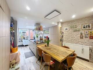 Charmant gelegen woning met 2 à 3 slpks te Lissewege!<br /><br /><strong>INDELING:<br /><u><em>Gelijkvloers:</em></u></strong><br />Inkomhal - living (met veel inbouwkasten) en KWALITATIEVE recente 'Dovy'-keuken (O.a. met gasfornuis, dampkap, heteluchtoven, microgolfoven, frigo en vaatwasmachine) - berging/wasplaats - tuintje met zonneterras en UITZICHT over de velden!<br /><br /><u><em><strong>Eerste verdieping:</strong></em></u><br />Nachthal - badkamer (O.a. met dubbel lavabomeubel en douche) - afzonderlijk toilet - slaapkamer - dressing .<br /><br /><u><em><strong>Tweede verdieping:</strong></em></u><br />Nachthal - ruime slaapkamer.<br /><br /><u><strong>Opmerkingen:</strong></u><br />- Recente cv-installatie op aardgas.<br />- Recente kwalitatieve 'Dovy'-keuken.<br />- Overal DUBBELE beglazing (PVC).<br />- Geïsoleerd dak.<br />- Beperkte energiekosten.<br /><br />Betaalbare woning voor de SNELLE BESLISSERS! Aarzel zeker niet om ons te contacteren voor een bezoek ter plaatse: 050/70.01.02 - info@centro.be.