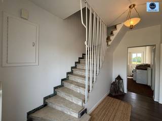 <p><span>VERNIEUWDE WONING MET 4 SLAAPKAMERS EN TUIN</span></p><p><span>Richtprijs 375.000 euro</span></p><p><span> </span></p><p><span>Deze ruime woning is ideaal gelegen nabij scholen en openbaar vervoer. </span></p><p><span> </span></p><p><span>Beneden treft u de inkomhal, zeer ruime lichtrijke leefruimte, volledig ingerichte keuken met kookeiland voorzien van ingebouwde frigo, oven en vaatwasser. Verder vindt u de eetruimte met zicht op de tuin en een wasruimte met apart toilet.</span></p><p><span> </span></p><p><span>Boven treft u de badkamer voorzien van inloopdouche, toilet en dubbele lavabo. Verder vindt u nog 3 ruime slaapkamers waarvan 1 voorzien van dressing (voorheen de 4de kamer). </span></p><p><span> </span></p><p><span>De zolder bereikbaar via een vaste trap in de berging biedt de mogelijkheid tot het creëren van extra kamers. </span></p><p><span> </span></p><p><span>EPC D => geen rennovatieplicht</span></p><p><span> </span></p><p><span>Regenwaterput aanwezig!</span></p><p><span> </span></p><p><span>Aan de zijkant en achteraan is er een leuke tuin met terras en mooi uitzicht over de velden. </span></p><p><span>Aparte garage en oprit aanwezig. </span></p><p><span> </span></p><p><span>Voor info of bezoek bel 0472/29.25.04 of stuur een mail naar <span>louis@svena.be</span></span></p><p><span> </span></p><p><span>Deze gegevens zijn louter informatief en wij kunnen niet aansprakelijk gesteld worden voor eventuele onjuistheden.</span></p><p><span>De bewoonbare oppervlakte is slechts indicatief.</span></p><p><span> </span></p><p><span> </span></p>