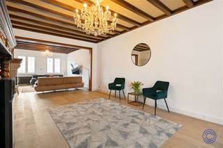 <p><span>Informatie Appartement</span></p><p><span>Dit uitzonderlijk ruim gelijkvloers appartement combineert comfort, karakter en een uiterst vlotte ligging. De leefruimte van ca. 46 m² bestaat uit twee gezellige zithoeken met twee werkende haarden, parketvloer en authentieke plafondbalken. Aansluitend bevindt zich de lichtrijke eetkamer met grote lichtstraat, die naadloos overgaat in de open keuken en de tuin. De volledig uitgeruste keuken beschikt over een dubbele koelkast (koel/vries/ijsfunctie), Miele-oven, groot kookeiland met granieten werkblad en ontbijttoog, gasvuur, vaatwasser en dubbele lavabo. Via de nachthal bereikt u drie ruime slaapkamers, waaronder een master bedroom (± 19 m²) met zicht op de tuin. Verder zijn er een grote badkamer met inloop-(regen)douche, toilet, lavabomeubel en wasmachineaansluiting, een apart toilet en een kleine koer. Buiten geniet u van een aangelegde tuin met vijver, terras en speeltuin. Extra troeven zijn de dubbele garage van ca. 125m² met 2 automatische poorten, individuele thermostaten per ruimte, geen maandelijkse kosten, individuele meters, EPC C, conforme elektrische keuring en asbestveilig attest. Het gebouw werd de voorbije jaren volledig gerenoveerd, inclusief een geïsoleerd dak conform 2050-normen, en beschikt over een videofoon. Ideale ligging voor wie veel onderweg is, met winkels, scholen en voorzieningen vlakbij.</span></p><p><span> </span></p><p><span>Indeling</span></p><ul><li><span>Zeer ruime woonkamer (± 46 m²), bestaande uit twee aparte zithoeken, elk voorzien van een prachtige, werkende haard. De ruimte is afgewerkt met een parketvloer en authentieke, goed bewaarde plafondbalken.</span></li><li><span>Eetkamer op parketvloer, een bijzonder lichtrijke ruimte dankzij de grote lichtstraat. Deze sluit naadloos aan op de tuin en de open keuken.</span></li><li><span>Zeer ruime keuken op tegelvloer, volledig uitgerust met: dubbele koelkast (koel-, vries- en ijsfunctie), Miele-oven, groot kookeiland met granieten werkblad en ontbijttoog, dubbele lavabo, vaatwasser, ruim aanrecht met gasvuur.</span></li><li><span>Aangelegde tuin met vijver en speeltuin voor kinderen, evenals een gezellig terras.</span></li><li><span>Via de nachthal heeft u toegang tot drie ruime slaapkamers, de badkamer en een apart toilet.</span></li><li><span>Master bedroom (± 19 m²), rustig gelegen aan de achterzijde van het appartement met zicht op de tuin.</span></li><li><span>Kleine koer, toegankelijk via de nachthal.</span></li><li><span>Tweede slaapkamer (± 14 m²), voorzien van een rolluik.</span></li><li><span>Grote badkamer op tegelvloer, uitgerust met een lavabomeubel met spiegelkast, toilet, inloop-(regen)douche, droogrek en aansluiting voor een wasmachine.</span></li><li><span>Derde slaapkamer (± 14 m²) aan de straatzijde, voorzien van automatische rolluiken.</span></li></ul><p><span> </span></p><p><span>Extra's</span></p><ul><li><span>Elke afsluitbare ruimte is uitgerust met een individuele thermostaat voor optimale klimaatregeling, ook instelbaar via een applicatie.</span></li><li><span>Slot inkomdeur kan vanop afstand bediend worden via WI-FI.</span></li><li><span>Dubbele garage met een totale oppervlakte van ca. 125 m², voorzien van 2 automatische poorten.</span></li></ul><p><span> </span></p><p><span>Algemene Informatie</span></p><ul><li><span>Maandelijkse kosten: geen (mede-eigenaars staan zelf in voor verzekering en onderhoud van hun deel van de gemeenschappelijke delen).</span></li><li><span>Individuele meters voor water, elektriciteit en gas.</span></li><li><span> </span></li></ul><ul><li><span>EPC: label C.</span></li><li><span>Elektrische keuring: conform AREI.</span></li><li><span>Asbestattest: asbestveilig.</span></li></ul><p><span>Gebouw</span></p><ul><li><span>Een kelderverdieping met garages, een gelijkvloers appartement met tuin, vier appartementen verdeeld over twee verdiepingen.</span></li><li><span>De linkse garage behoort volgens de basisakte tot de gemeenschappelijke delen, maar er werd met de mede-eigenaars overeengekomen dat deze eeuwigdurend privatief toebehoort aan het gelijkvloerse appartement.</span></li><li><span>Het volledige gebouw werd de voorbije jaren grondig gerenoveerd en verkeert in uitstekende staat.</span></li><li><span>Het dak werd vernieuwd en geïsoleerd conform de 2050-normen.</span></li><li><span>Videofoon aanwezig.</span></li></ul><p><span> </span></p><p><span>Ligging</span></p><ul><li><span>Ideale ligging voor iemand die veel op de baan moet!</span></li><li><span>Verschillende winkels, supermarkten en scholen in de omgeving.</span></li><li><span>Mobiscore: 9,0/10, een absolute topligging voor wie stedelijk en comfortabel wil wonen.</span></li></ul><p><span> </span></p><p><span>*De informatie in deze prospect is ter informatieve titel: de kandidaat-kopers moeten hun eigen zaak maken van het verkrijgen, controleren en interpreteren van deze informatie.</span></p><p><span> </span></p>