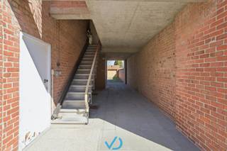 Ontdek dit prachtige duplex appartement in de Doornstraat, ideaal gelegen in het bruisende centrum van Poperinge. Hier woon je op wandelafstand...