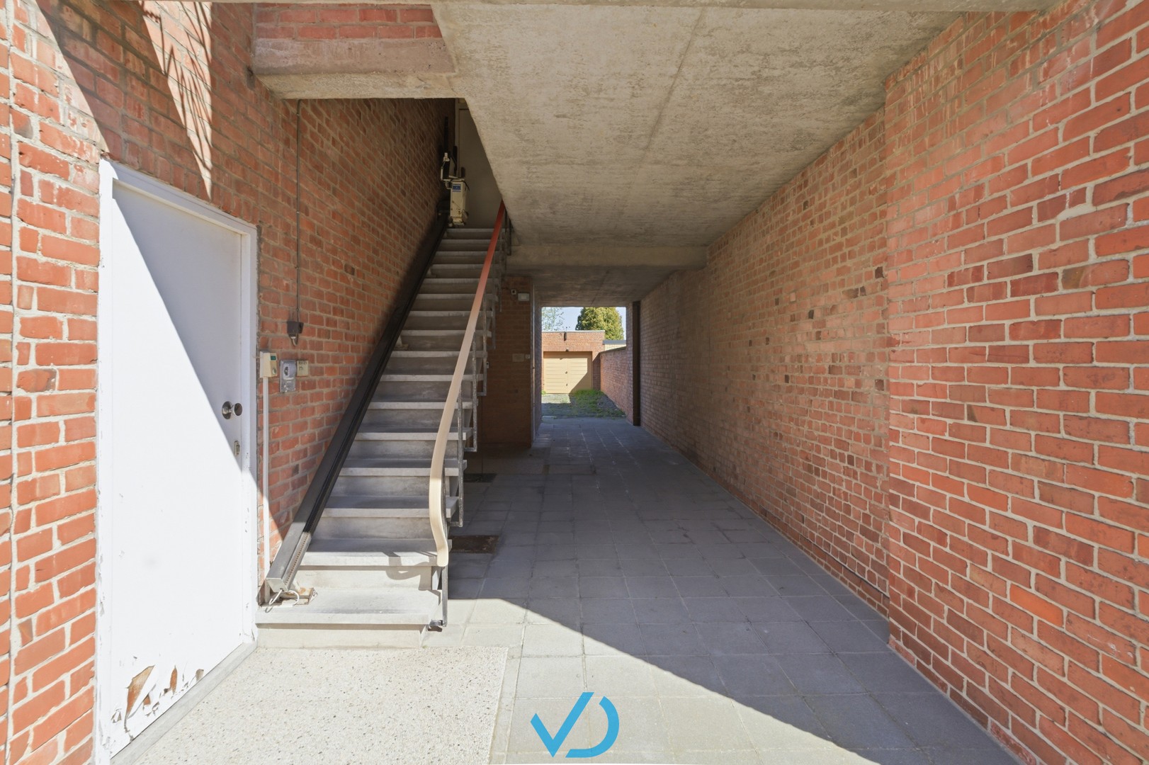 Zonovergoten duplex met ruim terras en twee garages in hartje Poperinge! - foto 2