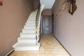 Welkom in deze fantastische woning in het hart van Liedekerke! Dit ruime gezinshuis biedt u alles wat u nodig heeft voor een comfortabel en modern leven. Met een totale bewoonbare oppervlakte van 357 m² en een grondoppervlakte van 493 m² beschikt deze woning over uitstekende mogelijkheden voor het hele gezin.De woning is voorzien van drie ruime slaapkamers, met veel natuurlijk daglicht. Dankzij de twee badkamers hoeft u zich geen zorgen te maken over uw dagelijkse comfort. De keuken is een absoluut hoogtepunt! Deze grote, open ruimte beschikt over een uitgebreide keukenuitrusting, een centraal kookeiland, en moderne apparatuur. Perfect om uw lievelingsgerechten klaar te maken voor het hele gezin. De grote ramen zorgen voor overvloedig daglicht en bieden uitzicht op de tuin. De eetkamer grenst naadloos aan de keuken en biedt voldoende ruimte voor gezellige maaltijden. Vanaf hier heeft u direct toegang tot een grote, zonnige woonkamer met uitzicht op de tuin. Deze ruimte voelt uitnodigend aan en is ideaal voor ontspanning.De gelijkvloers en eerste verdieping kunnen afzonderlijk gebruikt worden als wooneenheden, wat ideaal is voor een kangoeroewoning. De woning beschikt over een ruime garage waar uw voertuig veilig is opgeborgen, en u kan eveneens gebruik maken van drie staanplaatsen voor de woning. De ligging in Liedekerke is uitstekend, met goede bereikbaarheid naar winkels, scholen en openbaar vervoer. Dit huis is een echte familieparel die wacht op nieuwe eigenaren die willen genieten van ruimte, kwaliteit en comfort.