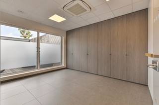 <strong><span><span>Opbrengsteigendom: Verhuurde kantoor- of praktijkruimte met 3 staanplaatsen</span></span></strong><br /><br /><span><span>In het centrum van <strong>Staden</strong> bieden we u deze gelijkvloerse <strong>kantoor- of praktijkruimte</strong> aan. Het eigendom werd vrij recent gebouwd, deed in het verleden dienst als bankfiliaal en verkeert in goed onderhouden staat. De totale bruikbare vloeroppervlakte bedraagt <strong>129 m<sup>2</sup></strong> en men beschikt over een <strong>gunstig energielabel B</strong>.<br /><br />Tevens worden er, gekoppeld aan dit aanbod, <strong>3 autostaanplaatsen aangeboden (excl. vraagprijs)</strong>. Deze zijn gelegen aan de achterzijde van het gebouw en dienen mee aangekocht te worden (prijs op aanvraag).<br /><br />Het pand is uitgerust met elektrische verwarming (<strong>warmtepomp lucht/lucht</strong>) in combinatie met <strong>airco</strong> en een permanent <strong>ventilatiesysteem</strong>. <br /><br />De ruimtes zijn <strong>meteen instapklaar</strong> en zijn ingedeeld als volgt: inkomhal (voormalig cashpunt) - onthaalruimte of polyvalente, open kantoor- of dienstenhal geschikt voor 2 burelen - 3 afzonderlijke burelen (deels met inmaakkasten) of praktijkruimtes - berging/technische ruimte - voormalige kluisruimte - ingerichte keuken met eetplaats, uitgerust met inductiekookplaat, dampkap, koelkast, microgolfoven, vaatwasser en spoelbak - sanitair blok bestaande uit 2 toiletten met lavabo.<br /><br /><strong>Het pand is op heden verhuurd, dus uitermate geschikt als investering. Meer info gewenst over de huurmodaliteiten? Neem dan contact met ons kantoor.</strong><br /><br /><u>Enkele troeven:</u></span></span>
<ul>
	<li><span><span>Centraal gelegen;</span></span></li>
	<li><span><span><strong>Ideaal voor kantoor, groepspraktijk of vrije beroepen</strong>;</span></span></li>
	<li><span><span>Instapklaar en energiezuinig;</span></span></li>
	<li><span><span>3 autostaanplaatsen beschikbaar gelegen aan de achterzijde van het gebouw (prijs op aanvraag);</span></span></li>
	<li><span><span><strong>Voldoende passage en visibiliteit</strong>.</span></span></li>
</ul>
<span><span>Voor meer info of bezoek kan u terecht bij ons kantoor op het nummer 051 50 11 51 of per mail via diksmuide@diksimmo.be.</span></span>