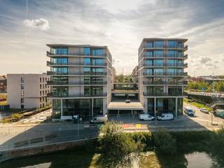 Kaai City introduceert een nieuwbouwproject aan de Havenkaai in Kortrijk. Dit vooruitstrevende concept omvat een reeks casco ruimtes van ca. 79 tot 191 m², ontwikkeld om uiteenlopende professionele invullingen mogelijk te maken.<br /><br />De ruimtes beschikken over grote raampartijen en een aangename plafondhoogte, waardoor ze licht, open en flexibel aanvoelen. Dankzij de casco oplevering kan elke eigenaar de indeling en afwerking volledig afstemmen op zijn eigen activiteit, van kantoor tot commerciële ruimte. Het gebouw wordt bovendien duurzaam verwarmd via aquathermie, wat bijdraagt aan een energiezuinig en toekomstgericht gebruik.<br /><br />Kaai City vormt een nieuwe blikvanger langs de Havenkaai. Het project sluit mooi aan op de dynamiek van deze vernieuwde stadsbuurt, waar water, wonen en werken op een moderne manier samenkomen.<br /><br />Voor wie comfort en bereikbaarheid essentieel zijn, kunnen ondergrondse parkeerplaatsen optioneel bijgekocht worden.<br /><br />Kaai City bevindt zich op een toplocatie aan de Havenkaai, op wandelafstand van centrum Kortrijk, nabij horeca, creatieve hubs en nieuwe stadsontwikkelingen. Een plek waar ondernemerschap, architectuur en waterbeleving samenkomen.<br /><br />Benieuwd naar de mogelijkheden binnen Kaai City?<br /><br />Contacteer ons voor meer info.