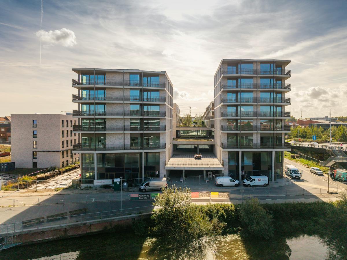 Commerciële ruimte van 112,35 m² te koop in project Kaai City te Kortrijk - foto 1