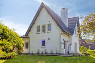 <p>Stijlvolle, instapklare villa op een toplocatie in een doodlopende straat, vlakbij scholen, centrum en openbaar vervoer. Deze charmante woning werd in 2017 grondig gerenoveerd door de huidige eigenaar, inclusief een nieuw dak.</p><p>Met een bewoonbare oppervlakte van 144 m² geniet u van een lichtrijke inkomhal, een open leefruimte en een recente high-end keuken die uitgeeft op het zonnige, zuidgeoriënteerde terras en de tuin. Op de verdieping bevinden zich 3 volwaardige slaapkamers en een luxueuze badkamer. Extra stockage nodig? De woning beschikt eveneens over een kelder.</p><p>Parkeren kan gemakkelijk in de private garage en op de meerdere aanwezige staanplaatsen.</p><p></p><p></p>