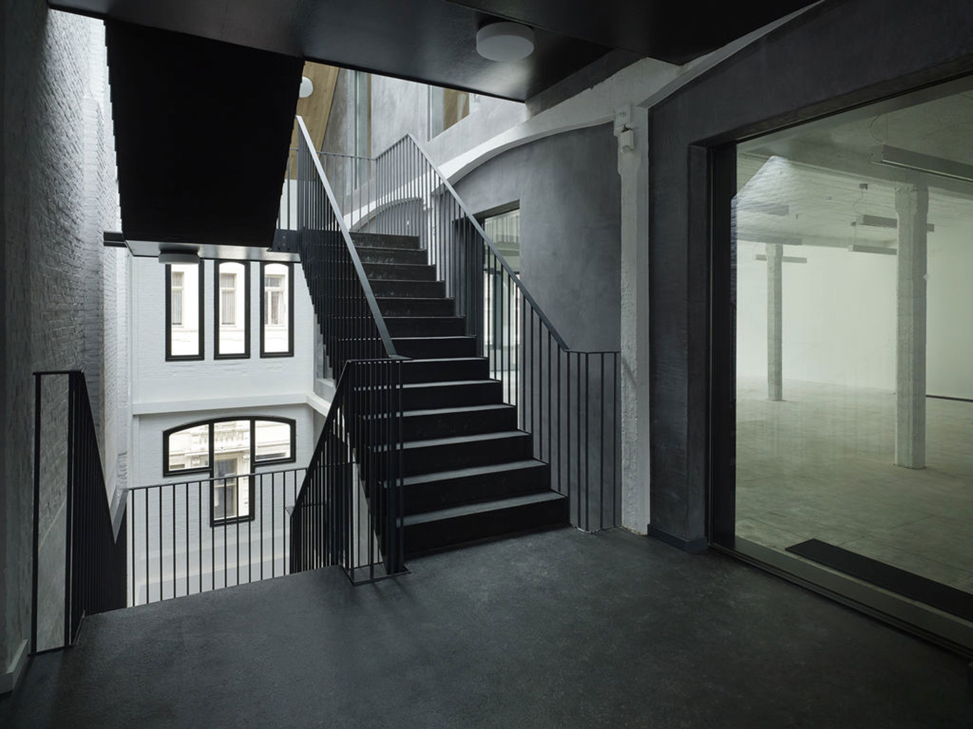 Kantoor gelijkvloers 245m² achteraan te huur - foto 4