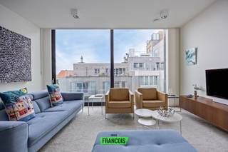 Deze exclusieve duplex in de prestigieuze residentie Gaultier II (2018) is een architecturaal meesterwerk van Govaert &amp; Vanhoutte en combineert strakke lijnen, luxueuze afwerking en een toplocatie aan de Belgische kust.<br /><br />Met een bewoonbare oppervlakte van 125 m² en maar liefst 44 m² aan zonnige terrassen geniet u hier van een ongeëvenaard ruimtegevoel, zee van licht en adembenemende uitzichten op zee, het hinterland en de Pier.<br /><br />Indeling<br /><br />8ste verdieping: inkomhal | ruime slaapkamer met ensuite badkamer | 2 bergingen | apart gastentoilet | open keuken met hoogwaardige afwerking | lichtrijke leefruimte met toegang tot balkon met zeezicht en Pierzicht<br /><br />9de verdieping: tweede slaapkamer | dressing | badkamer | apart toilet | twee terrassen voor- en achteraan met panoramisch uitzicht<br /><br />Een uniek aanbod voor wie houdt van stijlvol wonen aan zee.<br /><br />