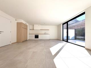 <p><span>Modern en instapklaar gelijkvloers appartement met terras, tuin en ondergrondse staanplaats in Grembergen</span></p><p><span>Dit moderne nieuwbouwappartement is rustig gelegen in het centrum van Grembergen en vormt dankzij de centrale ligging een uitstekende uitvalsbasis naar Dendermonde, Zele, Hamme en de omliggende gemeenten. Ook het openbaar vervoer bevindt zich vlakbij. Winkels, scholen en andere dagelijkse voorzieningen zijn vlot bereikbaar, waardoor dit appartement een ideale combinatie biedt van comfortabel wonen en een praktische ligging.</span></p><p><span>Het appartement is volledig geschilderd en instapklaar. Als gelijkvloers appartement geniet u bovendien van het aangename voordeel van een privatief terras met aansluitend een tuintje.</span></p><p><span>Bij het binnenkomen is er een inkomhal met afzonderlijk toilet. Verder beschikt het appartement over twee slaapkamers van respectievelijk 11 m² en 6 m². De badkamer is uitgerust met een ligbad met douchevoorziening met praktisch douchescherm.</span></p><p><span>Tevens is er een afzonderlijke berging voorzien met aansluiting voor de wasmachine en plaats voor de technische installatie met warmtepomp.</span></p><p><span>De lichtrijke leefruimte sluit mooi aan bij de volledig ingerichte open keuken. Deze is voorzien van een dampkap, fornuis, koelkast, oven en vaatwasser. Vanuit de living is er rechtstreeks toegang tot het terras en het aangename tuintje. Hier zijn bovendien verlichting, een buitenkraantje en een stopcontact voorzien, wat zorgt voor extra praktisch comfort.</span></p><p><span>In de ondergrondse kelderverdieping beschikt het appartement over een privatieve autostaanplaats en een privatieve berging.</span></p><p><span>Een modern, energiezuinig en instapklaar appartement met een aangename buitenruimte, praktische indeling en een uitstekende bereikbaarheid. Ideaal voor wie comfortabel en centraal wil wonen in Grembergen.</span></p><p><span> </span></p><p><span>Troeven : </span></p><p><span>- instapklaar</span></p><p><span>- BEN appartement</span></p><p><span>- autostaanplaats</span></p><p><span>- tuintje met terras</span></p><p><span> </span></p><p><span>Verdere info of een bezoek ter plaatse contacteer Immo Twins 052/55.55.55 of info@mmotwins.be</span></p>