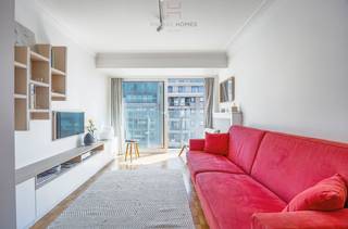 Ontdek deze recent vernieuwde en gemeubelde studio, ideaal gelegen op het geliefde Manitobaplein in Duinbergen. Dankzij het zijdelings zeezicht én het open panorama over de omliggende villa’s, geniet u hier dagelijks van een vakantiegevoel.<br />De studio werd doordacht ingericht en biedt een optimaal comfort.<br />De lichtrijke woon- en slaapruimte met balkon beschikt over een gezellige eethoek met ingebouwde opbergruimte onder de vaste zitbank. U slaapt er comfortabel in het op maat gemaakte stapelbed of op het kwalitatieve zetelbed.<br />De keuken is voorzien van een koelkast, Combi-oven, vitrokeramische kookplaat, dubbele spoelbak én voldoende kast- en werkruimte. De badkamer beschikt over een ligbad met douchescherm, wastafel en toilet.<br />De studio werd recent vernieuwd met aandacht voor praktisch gebruik en slimme opbergoplossingen, waardoor u moeiteloos met vier personen kan genieten van een aangenaam verblijf aan zee. Dit maakt het de perfecte uitvalsbasis voor uw vakanties in Knokke-Duinbergen!<br />Extra troeven:<br />Grote private kelder inbegrepen<br />Gemeenschappelijke fietsenberging<br />Mogelijkheid tot aankoop of huur van een garage in de buurt<br />Recent gerenoveerde gevel (2015) en nieuwe liften<br />Moderne, collectieve centrale verwarming op aardgas (2022)<br />Interesse? Contacteer ons vrijblijvend voor een bezoek via 050/760760. Mis deze unieke kans niet!<br />