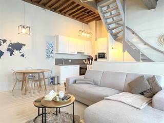 Surf naar www.abricasa.be en plan jouw verhuurafspraak in samen met onze digitale assistente Alice!Prachtig triplex appartement met 2 slaapkamers en terras! Zeer centraal gelegen vind je dit prachtig triplex appartement van 97m². Via de trap kom je op de eerste verdieping in de ruime en lichtrijke leefruimte waar de authentieke elementen bewaard zijn. De open keuken is volledig geïnstalleerd met o.a. vaatwasmachine, oven, microgolfoven, ijskast...Op de tweede verdieping kan je de zeer fijne slaapkamer van 33m² vinden. Alsook de badkamer met douche en lavabomeubel, het toilet bevinden zich op de tweede verdieping. Op de derde verdieping vind je de tweede slaapkamer met uitzicht op het prachtig terras van 14m². Verder zal je beschikken over de lamellen, wasmachine en droogkast. Je zal de enige bewoner zijn in dit gebouw aangezien het gelijkvloers bestemd is voor handel. - NIET GEMEUBELD- EPC: 358 kWh/m² UC: 0001527459 - Maandelijkse kosten: geen- Huurwaarborg:4.050- euro (3 maanden huur)- Beschikbaar: 01/08/2026- Type contract: Bepaalde duur (1 jaar) nadien verlengbaarAdres: Steenhouwersvest 2 - 2000 ANTWERPENWens je jouw huis, appartement, bouwgrond of opbrengsteigendom te verkopen? Op zoek naar een vastgoedmakelaar voor de verhuur of het beheer van jouw eigendom(men)? Abricasa staat voor een persoonlijke én actieve vastgoedbegeleiding van A tot Z! Bel ons voor een vrijblijvende afspraak op 03 259 04 04 of spring binnen op ons kantoor te Kasteelstraat 58 - 2000 Antwerpen!