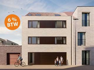 <p><span>Dit </span><span>energiezuinig</span><span> duplexappartement van 104</span><span> m²</span><span> maakt deel uit van de hedendaagse residentie </span><span>“SUNSHINE”</span><span>, een stijlvol en lichtvol nieuwbouwproject met </span><span>groendaken en de stijlvol aangelegde binnentuin</span><span>, een uitstekende ligging en toekomstgericht wooncomfort. Dankzij de optimale zonnige invalshoek geniet dit appartement elke dag opnieuw van een uitzonderlijk aangename woon-atmosfeer. Gelegen op een uitmuntend rustige locatie, pal in het centrum van </span><span>Zelzate</span><span>, op amper </span><span>50 meter van de Grote Markt</span><span>.</span></p><p><span> </span></p><p><span>Indeling:</span><span> Inkomhal, lichtvolle woonkamer met open en comfortabele keuken, met aansluitend privatief terras (9 m²). Twee volwaardige slaapkamers, badkamer, apart toilet en berging. </span><span>(Inspraak mogelijk in keuze van badkamer, keuken en interieur volgens voorzien budget.)</span><span> Fietsstalling inbegrepen. Aparte aankoop van een parkeerplaats mogelijk, volgens keuze.</span></p><p><span> </span></p><p><span>Opmerking:</span><span> Lastenboek en gedetailleerde prijslijst op aanvraag. De verkoop geschiedt onder het </span><span>btw-stelsel</span><span> (op het constructie-aandeel mogelijk verlaagd btw-tarief van </span><span>6%</span><span>, mits voldaan aan de voorwaarden) en </span><span>registratierechten op het grondaandeel</span><span>, evenals onder de voorwaarden van de </span><span>Wet Breyne</span><span>. Inspraak bij afwerking volgens lastenboek. Prijzen in deze publicatie kunnen worden aangepast door de bouwheer.</span></p><p><span> </span></p>