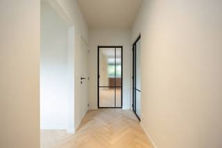 Deze volledig gerenoveerde woning biedt een harmonieus samenspel van comfort, moderne afwerking en dit in een oase van groen op wandelafstand van...