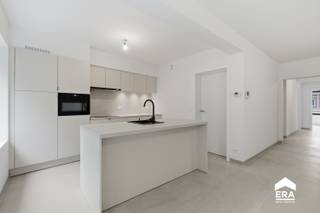 <p>[[ DIT PAND NEEMT DEEL AAN DE ERA OPEN HUIZEN DAG OP 19/9 VAN 13:00 TOT 14:00 ]]</p><p>Dit volledig van <strong>A tot Z gerenoveerde</strong> appartement, vernieuwd in <strong>2026</strong>, combineert hedendaags wooncomfort met een uitstekende, centrale ligging in Ieper. Dankzij de ruime indeling, <strong>3 slaapkamers</strong> en de aanwezigheid van een <strong>(OPTIONEEL BIJ TE KOPEN) garage binnen de residentie</strong> is dit een ideale woongelegenheid voor wie op zoek is naar een comfortabele investering. Alle leidingen werden vervangen en technieken zijn nieuw!</p><p>Bij het binnenkomen wordt u verwelkomd in een ruime inkomhal met apart toilet die toegang biedt tot de verschillende leefruimtes zoals de woonkamer met eet- en zithoek en volledig uitgeruste open keuken.</p><p>De badkamer is voorzien van een moderne inloopdouche en dubbele wastafel en biedt alle comfort. Daarnaast beschikt het appartement over een praktische wasplaats met technische ruimte, wat zorgt voor extra bergruimte en functionaliteit. Het appartement telt maar liefst <strong>3 volwaardige slaapkamers.</strong></p><p>Het appartement is voorzien van <strong>vloerverwarming.</strong></p><p>Als extra troef beschikt de residentie over een <strong>garage en privatieve berging</strong>, ideaal voor het veilig parkeren van uw wagen of als bijkomende bergruimte.</p>