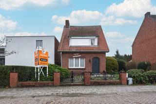 Bent u op zoek naar een woning die u volledig naar eigen smaak kan inrichten, op een uitstekende locatie? Dan is deze te renoveren woning...